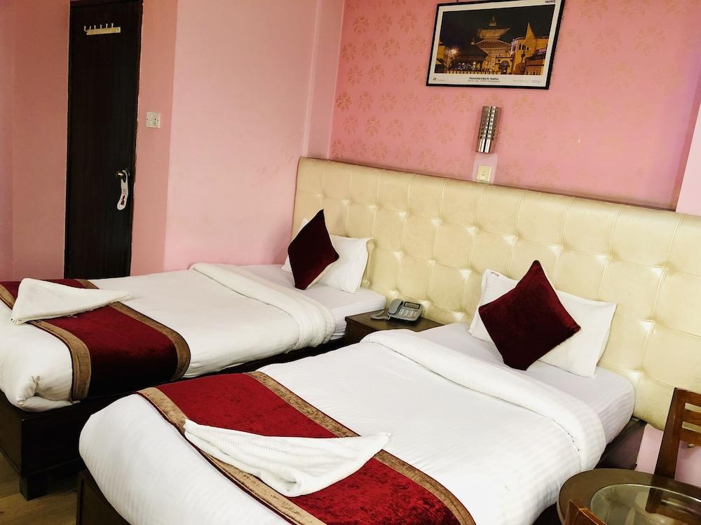 Backyard Hotel Kathmandu Bagian luar foto