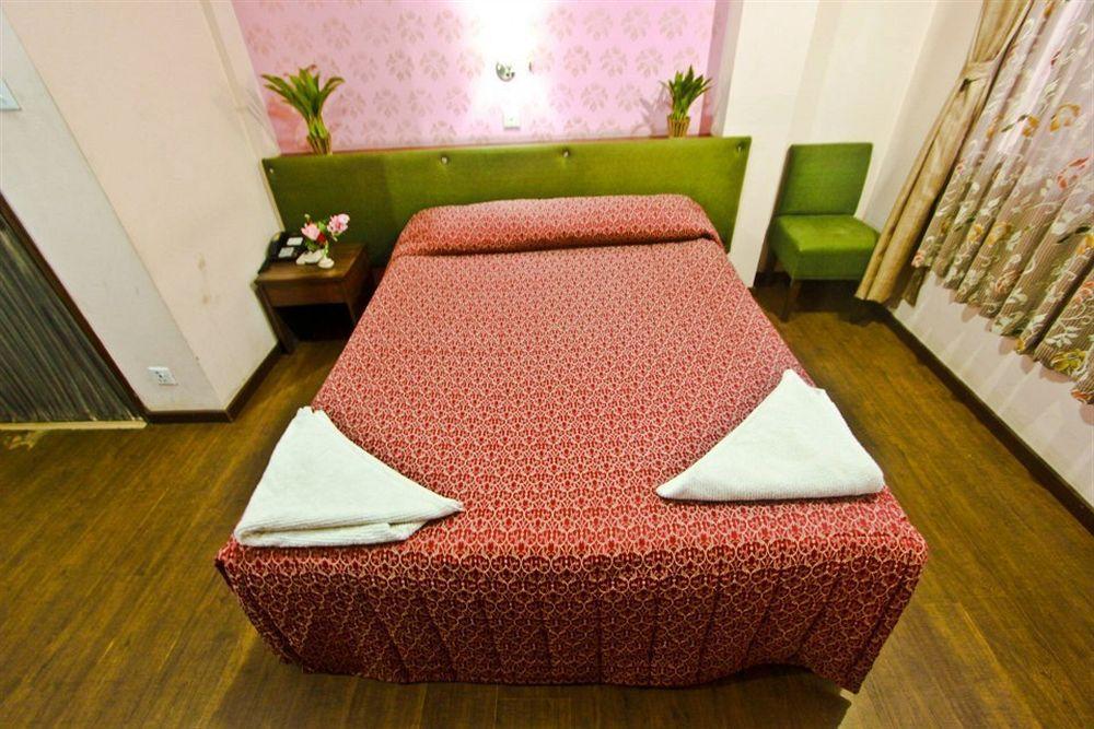 Backyard Hotel Kathmandu Bagian luar foto