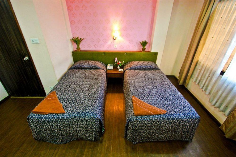 Backyard Hotel Kathmandu Bagian luar foto